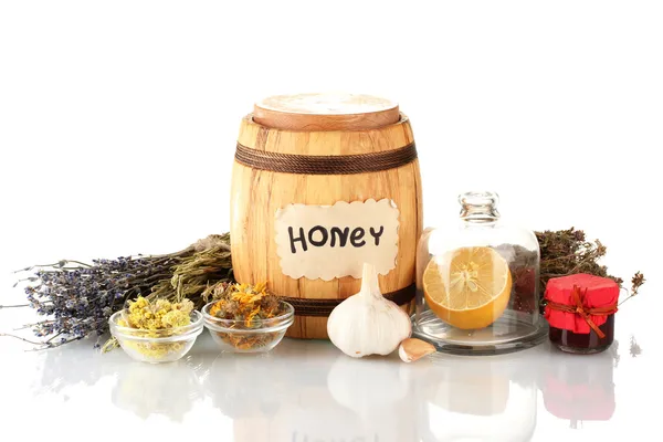 Miel et autres remèdes naturels contre la grippe hivernale, isolés sur blanc — Photo