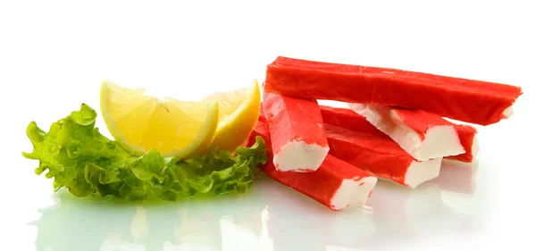 Krabbenstangen auf Salatblättern mit Zitrone, isoliert auf weiß — Stockfoto