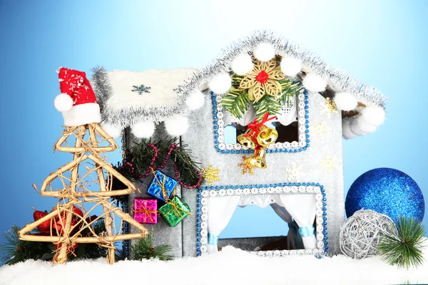 Casa de Natal decorada em fundo azul — Fotografia de Stock