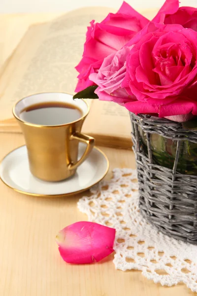 Hermosas rosas rosadas en jarrón en la mesa de madera de cerca —  Fotos de Stock