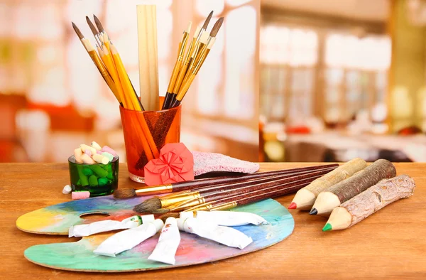 Equipement artistique : peinture, pinceaux et palette d'art — Photo