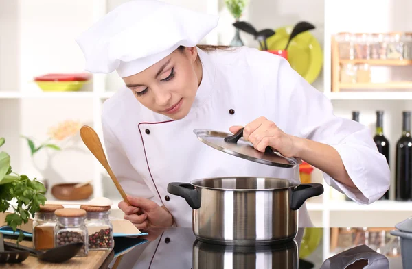 年轻女子在厨房做饭的厨师 — 图库照片
