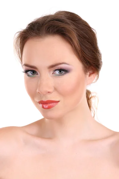 Vacker ung kvinna med ljusa make-up isolerad på vit — Stockfoto