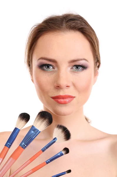 Portret van mooie vrouw met make-up borstels, geïsoleerd op wit — Stockfoto