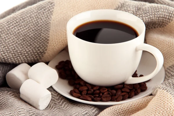Kopp kaffe med halsduk närbild — Stockfoto