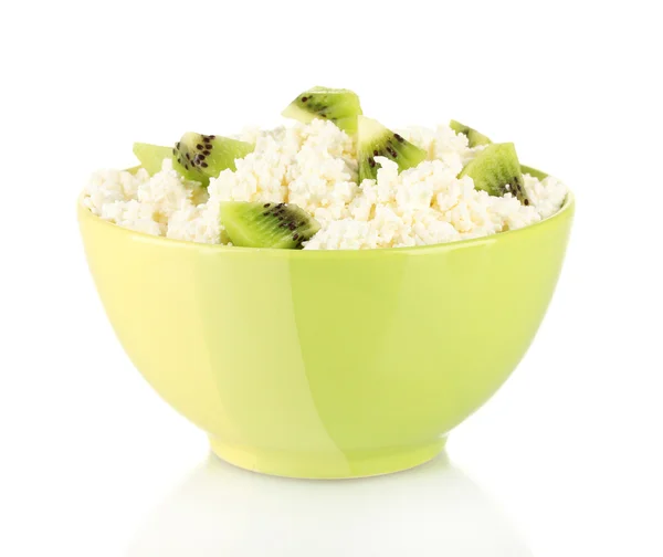 Cottage cheese in color bowl with kiwi fruit, isolated on white — Stock Photo, Image