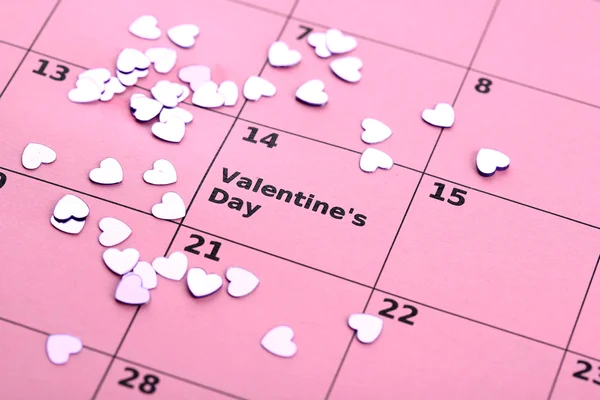 Notas sobre el calendario (día de San Valentín) y rosa, primer plano — Foto de Stock