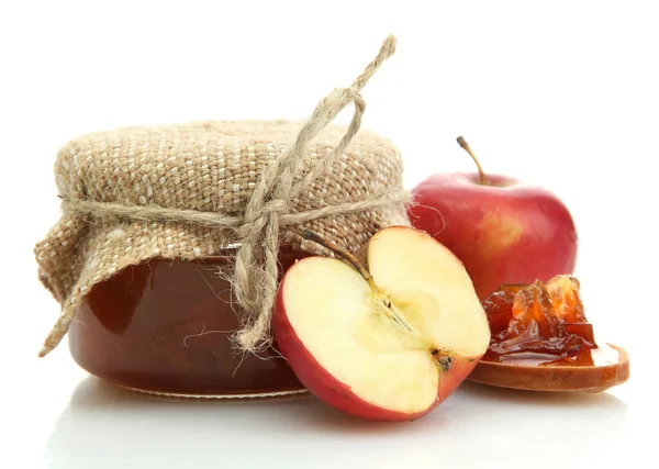 Вкусный домашний джем и яблоки, изолированные на белом — стоковое фото