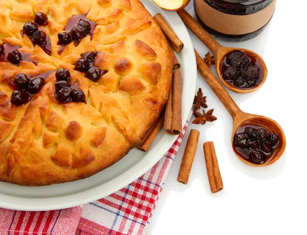 Tarte maison savoureuse, pommes et confiture, isolé sur blanc — Photo