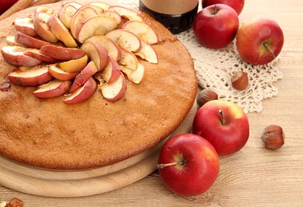 Sabroso pastel casero con manzanas y mermelada, sobre mesa de madera —  Fotos de Stock