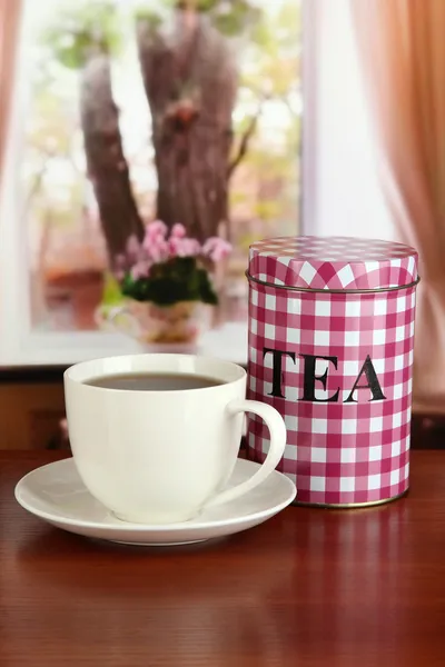 Frasco e xícara de chá na mesa no quarto — Fotografia de Stock