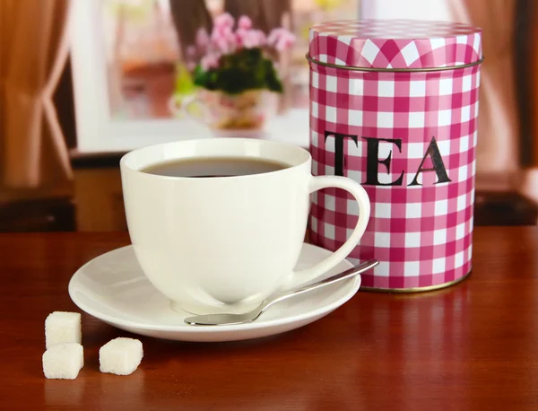 Glas und Tasse Tee auf dem Tisch im Zimmer — Stockfoto