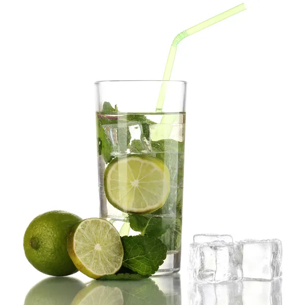 Vaso de agua con hielo, menta y cal aislados sobre blanco —  Fotos de Stock