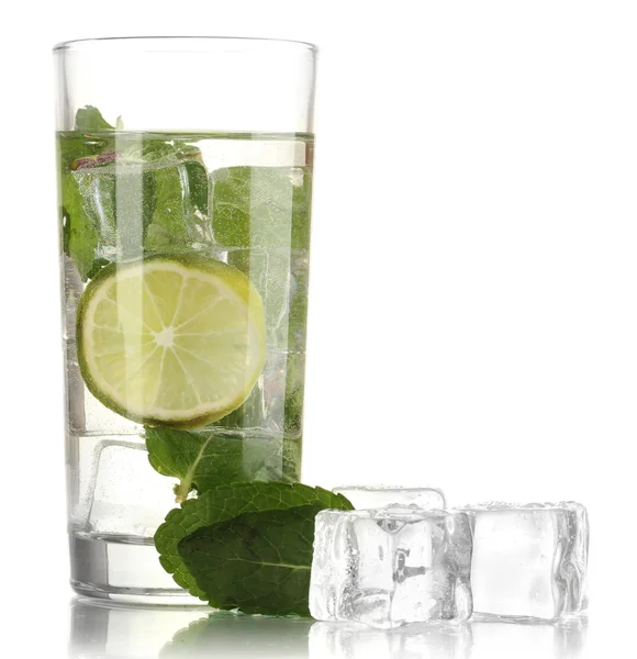 Glas Wasser mit Eis, Minze und Kalk isoliert auf weiß — Stockfoto