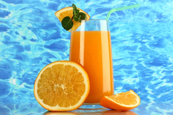 Gelas jus jeruk dengan mint dan oranye di latar belakang laut — Stok Foto