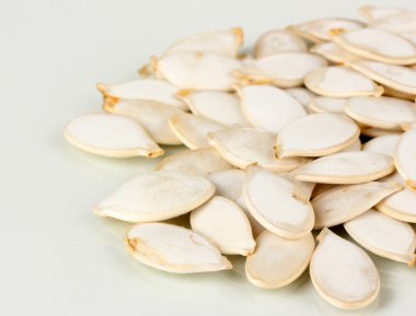 kabak çekirdeği üzerinde beyaz izole