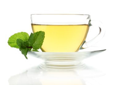 Bir fincan naneli çay, beyaz üzerine izole edilmiş.