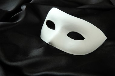 siyah ipek kumaş üzerine beyaz maske