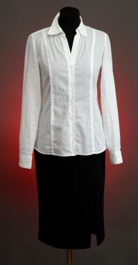 beyaz gömlek ve ceket manken üzerinde renk arka plan üzerinde siyah etek