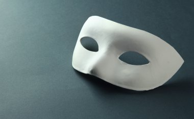 gri zemin üzerine beyaz maske
