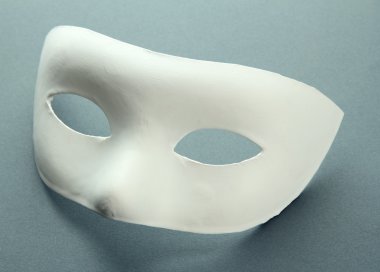 gri zemin üzerine beyaz maske