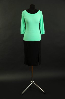 turkuvaz bluzu ve siyah arka plan üzerine manken üzerinde siyah etek