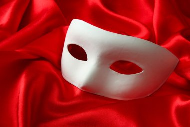 Kırmızı ipek kumaş üzerine beyaz maske