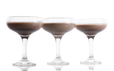 krem kokteyller üzerinde beyaz izole