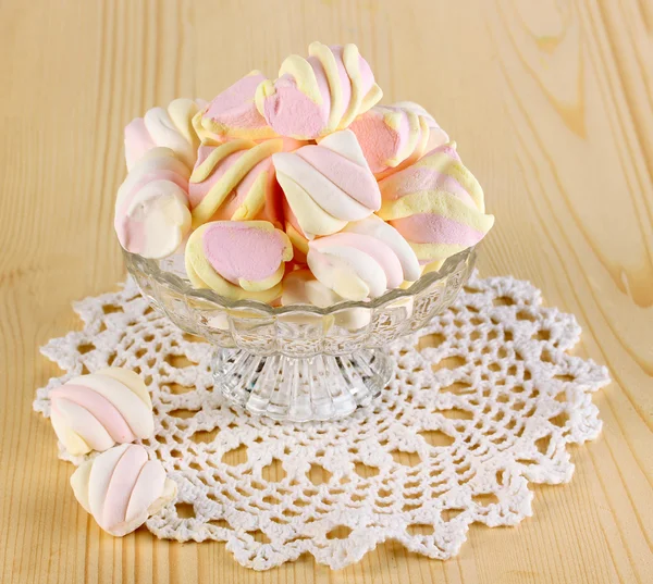 Zachte marshmallow in glazen vaas op houten tafel close-up — Stockfoto