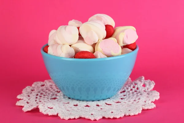 Marshmallow delicato in ciotola su sfondo rosa — Foto Stock