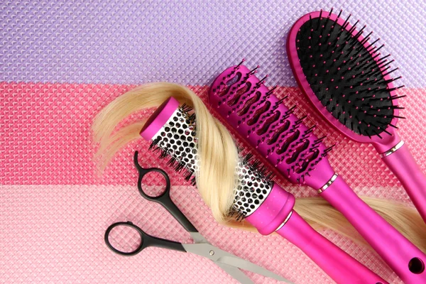 Comb brushes, hair and cutting shears, on bright background — Stock Photo, Image