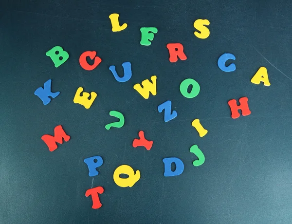 Kleurrijke letters op schoolbestuur close-up — Stockfoto