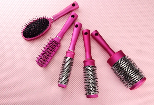 Brosses peignes sur fond rose — Photo