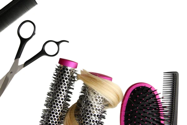 Cepillos de peine, tijeras para el pelo y corte, aislados en blanco —  Fotos de Stock