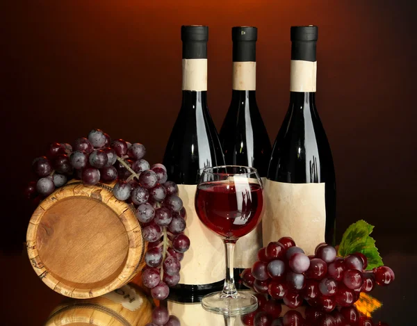 Composizione di vino, botte di legno e uva, su fondo rosso scuro — Foto Stock