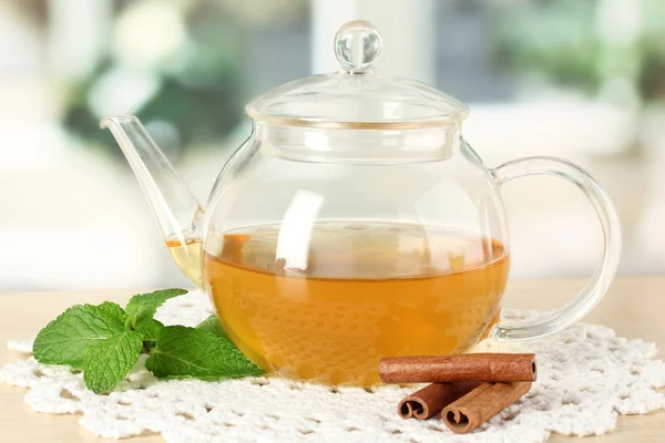 Bule com hortelã e canela na mesa no quarto — Fotografia de Stock