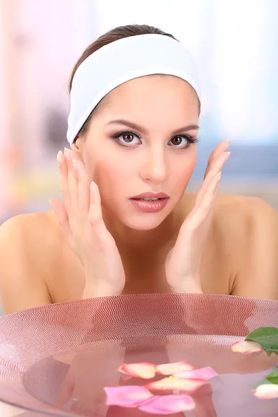 洗脸的年轻女人。概念照片： 卸妆液 — 图库照片