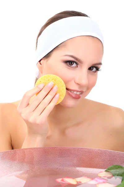Una joven lavándose la cara. Foto conceptual: removedor de maquillaje — Foto de Stock