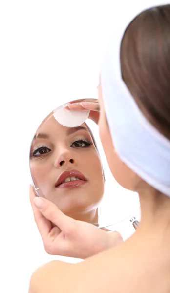 Jovem mulher limpando o rosto, isolada em branco — Fotografia de Stock