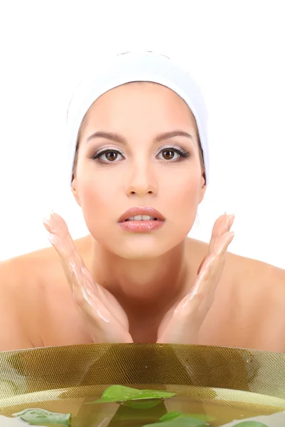 Une jeune femme se lave le visage. Photo conceptuelle : démaquillant — Photo