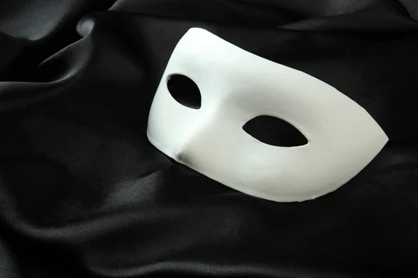 Białe maski, na czarnej tkaniny jedwabne — Zdjęcie stockowe