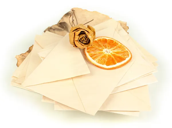 Pile de lettres anciennes avec rose séchée et orange isolée sur blanc — Photo