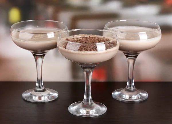 Cocktails à la crème sur la table dans un café — Photo