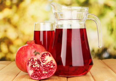 tam cam ve ahşap tablo açık nar ve nar suyu sürahi