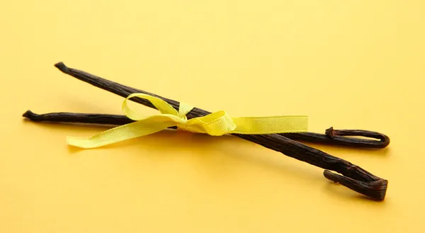 Vanilkové lusky na žlutém podkladu — Stock fotografie