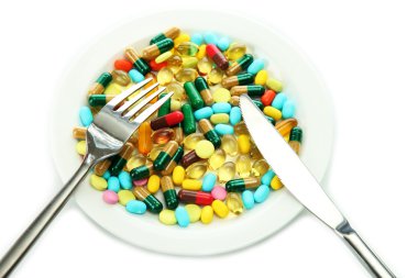 renkli kapsül ve tabak çatal ve bıçak, üzerinde beyaz izole hapları