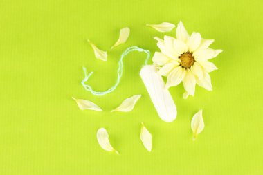 Pamuk tampon arka planı yeşil yakın çekim üzerinde sarı çiçek