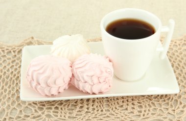 açık renkli plaka üzerinde Marshmallows