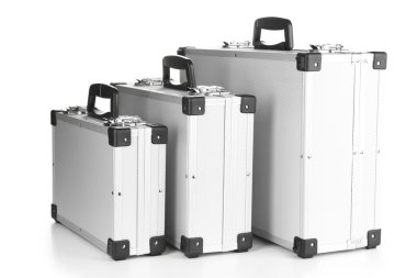 Simli bavul üzerinde beyaz izole