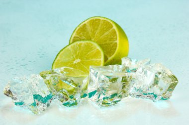 buz küpleri ile üzerine açık mavi renkli kireç